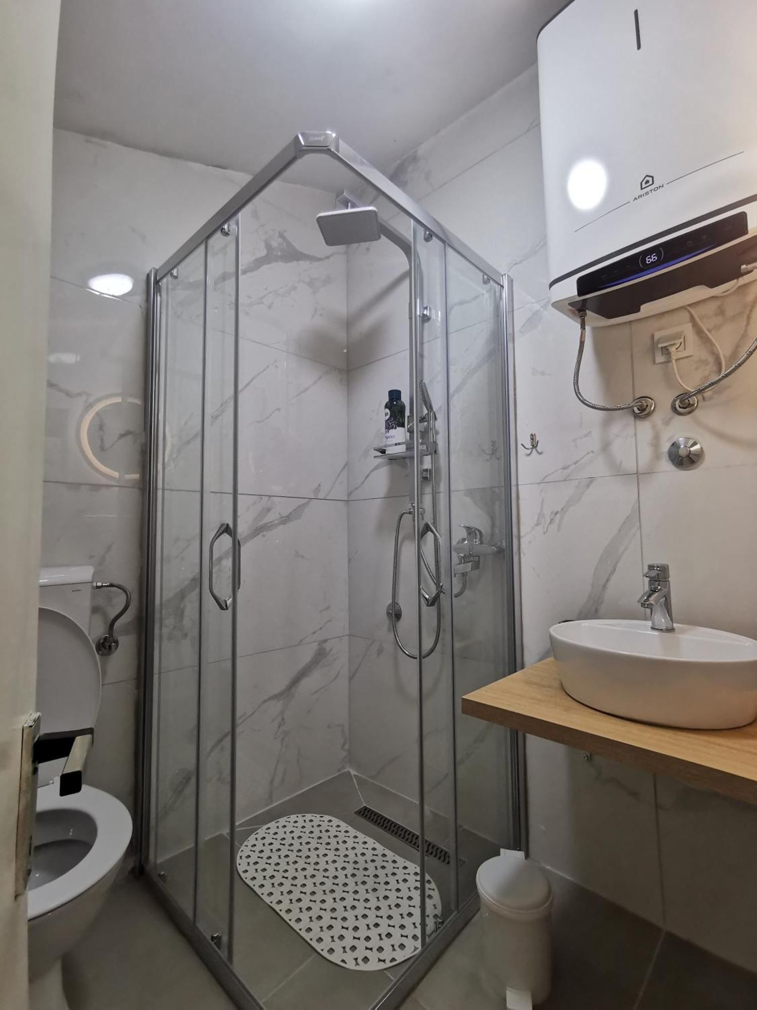 White Apartment Sarajevo - Free Parking מראה חיצוני תמונה